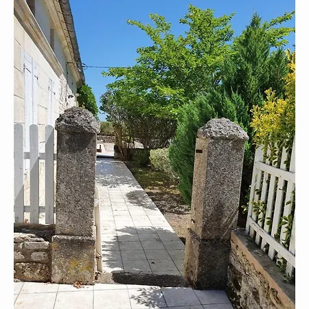 Holiday home Longere Charentaise 180m2 Avec Jardin Et Terrasse *