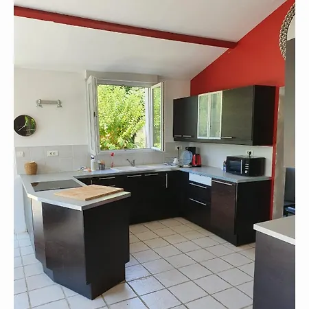 Longere Charentaise 180m2 Avec Jardin Et Terrasse * Berneuil (Charente)