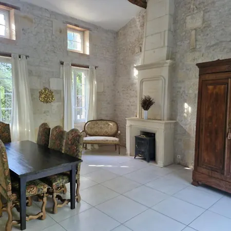 Longere Charentaise 180m2 Avec Jardin Et Terrasse * Berneuil (Charente)